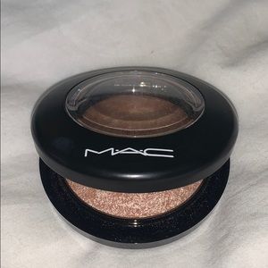 MAC Powder Highlighter: Soft and Gentle